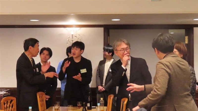 (世代を超えて交流)